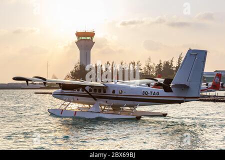 Male, Malediven - 20. Februar 2018: TMA - Trans Maldivian Airways De Havilland Canada DHC-6-300 Twin Otter Wasserflugzeug Flughafen Male (MLE) auf den Malediven Stockfoto