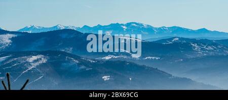 Blick auf Beskid Zywiecki und Westtatra vom Madurka Wislanska Hügel im Winter Beskid Slaski Berge in Polen Stockfoto