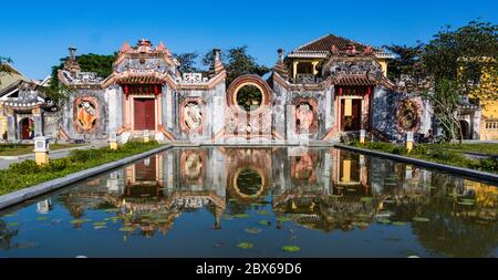 Die Ba MuTemple Gate Reflexion in Teich in der Altstadt von Hoi an, Vietnam Stockfoto