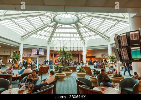 Orlando, Florida - 7. April 2019: Terminal des Orlando International Airport (MCO) in Florida. Stockfoto