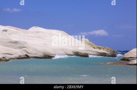 Sarakiniko Strand im Norden der Insel Milos, Kykladen, Griechenland. Milos ist eine der südlichen Kykladen-Inseln im Archipel Stockfoto