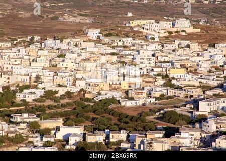 Trivosalos Dorf von Plaka, Milos Insel, Griechenland. Milos ist eine der südlichen Kykladen-Inseln im Archipel Stockfoto