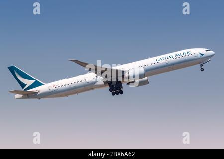Hongkong, China - 20. September 2019: Cathay Pacific Boeing 777-300ER Flugzeug am Flughafen Hongkong (HKG) in China. Boeing ist ein amerikanisches Flugzeug ma Stockfoto