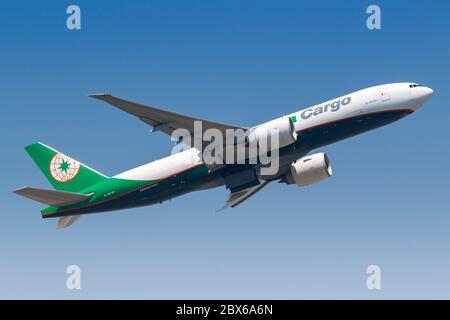 Hongkong, China - 20. September 2019: Eva Air Cargo Boeing 777-F Flugzeug am Flughafen Hongkong (HKG) in China. Boeing ist ein amerikanischer Flugzeughersteller Stockfoto