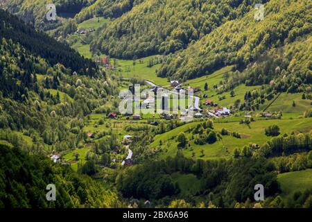 Dorf in den Bergen in Siebenbürgen, Rumänien Stockfoto