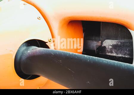 Detail der Vorderseite des Flugzeugs, Teil des Propellers, orange Stockfoto