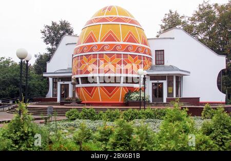 RAHIV, UKRAINE - 15. September 2015: Riesiges orangefarbenes Ostereiergebäude Eingangsdesign des Ostereiermuseums Pysanka, Kolomya, Ukraine Stockfoto