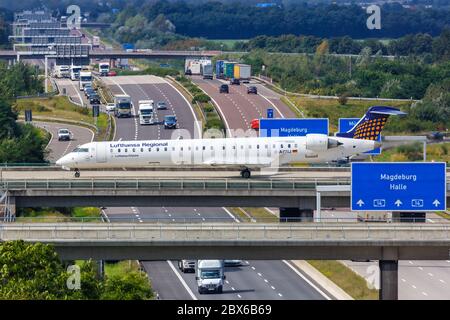 Schkeuditz, Deutschland - 31. August 2017: Lufthansa Regional CityLine Bombardier CRJ-900 Flugzeug am Flughafen Leipzig Halle (LEJ) in Deutschland. Stockfoto