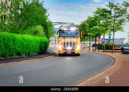 Gelb kundenspezifischen Volvo FH Kipper LKW von Suomen Vuokraurakointi Oy auf See Straße, mit hellen Scheinwerfern. Helsinki, Finnland. Juni 2020. Stockfoto