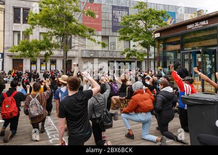 Cork, Irland, 5. Juni 2020. Schwarze Leben Sind Wichtig Protest, Cork City. Obwohl der Veranstalter heute Black Lives Matter abgesagt hat, ging der Protest wie geplant weiter. Die Demonstranten trafen sich um 14 Uhr am Bahnhof Kent und es wurde deutlich gemacht, dass soziale Distanzierungsrichtlinien jederzeit im Auge behalten werden sollten, was durch die Teilnahme von Sicherheitsstewards und einer Garda Siochana geholfen wurde, Sie verließen Kent Station und machten sich auf den Weg zur Cork City Libary, wo die Demonstranten sich versammelten und einen 8-minütigen Schweigeminute zum Gedenken an George Floyd hielten, der Tod die weltweiten Proteste auslöste. Stockfoto