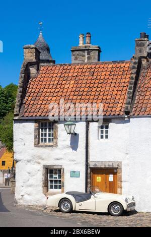 Ein Triumph TR3A Sportwagen 1959 vor einem traditionellen alten Haus im wunderschönen Dorf Culross, Fife, Schottland. Stockfoto