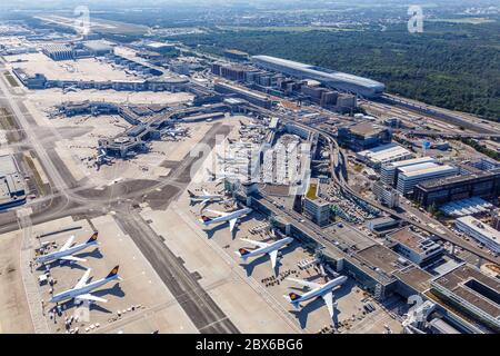 Frankfurt, Deutschland - 27. Mai 2020: Luftaufnahme von Terminal 1 Lufthansa-Flugzeugen während Coronavirus Corona Virus COVID-19 am Frankfurter Flughafen (FRA) i Stockfoto