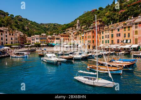 Blick vom Meer der italienischen Stadt Portofino in Ligurien, Italien Stockfoto
