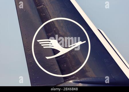 Frankfurt, Deutschland - 27. Mai 2020: Lufthansa Airbus Kran Logo-Flugzeugabzeichen am Flughafen Frankfurt (FRA) in Deutschland. Stockfoto