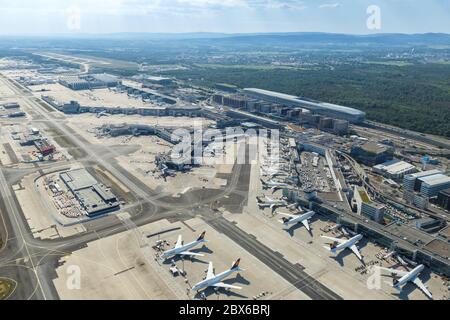 Frankfurt, Deutschland - 27. Mai 2020: Luftaufnahme von Terminal 1 Lufthansa-Flugzeugen während Coronavirus Corona Virus COVID-19 am Frankfurter Flughafen (FRA) i Stockfoto