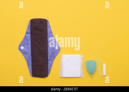 Frauen Hygieneschutz, Menstruation, Baumwolltampons, Sanitär-Pads und Menstruation Tasse Stockfoto