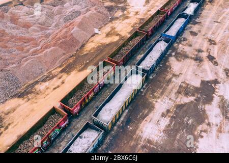 Offene Grubenmine, Draufsicht. Luftaufnahme der industriellen Mineralgrube. Tagebau. Fabrik Fabrik Produktion Sandmaterialien für den Bau indu Stockfoto