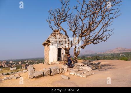 Ein Hindu-Schrein und traditionelle indische Frau im Hindu Sri Virupaksha Tempel in Hampi Indien, das ein UNESCO-Weltkulturerbe und Touristendestin ist Stockfoto