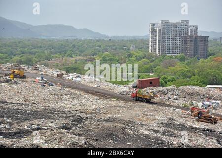 Thane, Indien. Juni 2020. Lastwagen transportieren Müll zum Deponierungsgelände in Adharwadi.Einheimische und NGOs fordern seit Jahren die Schließung von Deponierungsstellen, da täglich rund 650 Tonnen Abfall dort abgeladen werden. Adharwadi Dumping Boden fing Feuer mehrere Male verursacht Verschmutzung und ist der Grund, warum Ulhas Fluss ist neben Industriezonen verschmutzt. Dies hat für die Bewohner, die am Weltumwelttag leben, Probleme verursacht. Quelle: SOPA Images Limited/Alamy Live News Stockfoto