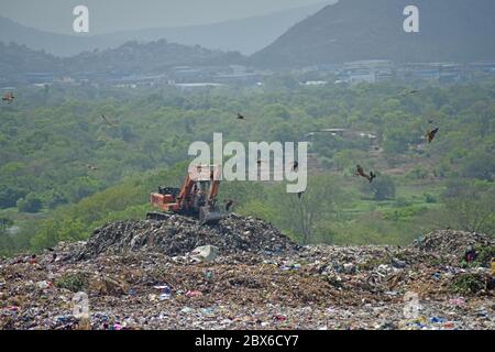 Thane, Indien. Juni 2020. Ein Bulldozer sammelt Müll auf dem Deponierplatz Adharwadi.Einheimische und NGOs fordern seit Jahren die Schließung des Deponierbouldes, da täglich rund 650 Tonnen Abfall dort abgeladen werden. Adharwadi Dumping Boden fing Feuer mehrere Male verursacht Verschmutzung und ist der Grund, warum Ulhas Fluss ist neben Industriezonen verschmutzt. Dies hat für die Bewohner, die am Weltumwelttag leben, Probleme verursacht. Quelle: SOPA Images Limited/Alamy Live News Stockfoto