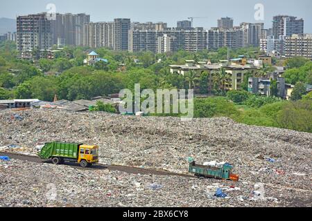 Thane, Indien. Juni 2020. Lastwagen transportieren Müll zum Deponierungsgelände in Adharwadi.Einheimische und NGOs fordern seit Jahren die Schließung von Deponierungsstellen, da täglich rund 650 Tonnen Abfall dort abgeladen werden. Adharwadi Dumping Boden fing Feuer mehrere Male verursacht Verschmutzung und ist der Grund, warum Ulhas Fluss ist neben Industriezonen verschmutzt. Dies hat für die Bewohner, die am Weltumwelttag leben, Probleme verursacht. Quelle: SOPA Images Limited/Alamy Live News Stockfoto