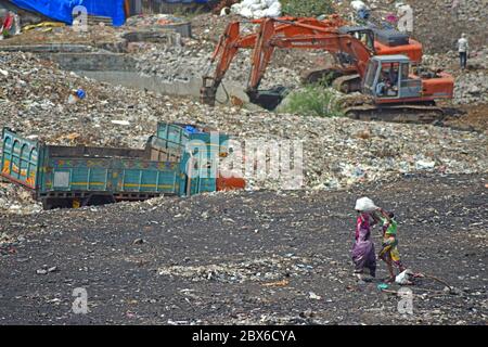 Thane, Indien. Juni 2020. Arbeiter auf dem Mülldeponien-Gelände in Adharwadi tragen Müllsäcke.Einheimische und NGOs fordern seit Jahren die Schließung des Mülldeponien, da täglich rund 650 Tonnen Abfall dort abgeladen werden. Adharwadi Dumping Boden fing Feuer mehrere Male verursacht Verschmutzung und ist der Grund, warum Ulhas Fluss ist neben Industriezonen verschmutzt. Dies hat für die Bewohner, die am Weltumwelttag leben, Probleme verursacht. Quelle: SOPA Images Limited/Alamy Live News Stockfoto