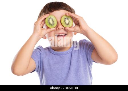 Kleiner Junge Kind mit Kiwi-Frucht Spaß glücklich Glück gesund essen auf einem weißen Hintergrund isoliert Stockfoto