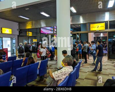 SURAT THANI, THAILAND - JUNI 05 2020: Passagiere stehen für Temperaturkontrollen an, bevor sie einen Inlandsflug nach Bangkok besteigen. Thailand hat begonnen, res Stockfoto