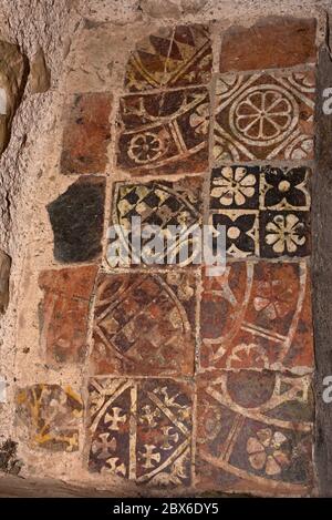 Dekorative geflieste Sitze im Schlafsaal von Cleeve Abbey, Washford, Somerset, England, Großbritannien. Ein denkmalgeschütztes Hotel, das von English Heritage geführt wird Stockfoto