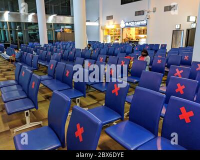 SURAT THANI, THAILAND - JUNI 05 2020: Reihen von leeren Sitzen mit sozialen Absperrungen in der Abflughalle des Surat Thani International Airport Stockfoto