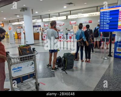 SURAT THANI, THAILAND - JUNI 05 2020: Passagiere stehen für den Check-in für einen Inlandsflug nach Bangkok an. Thailand hat die Inlandsflüge wieder aufgenommen und den Flugverkehr wieder aufgenommen Stockfoto