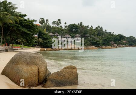 Große Felsen und Überwasser-Bungalows mit Zugang zu einem herrlichen weißen Sandstrand mit kristallklarem Wasser. Komfortabler Urlaub auf der Insel. Stockfoto