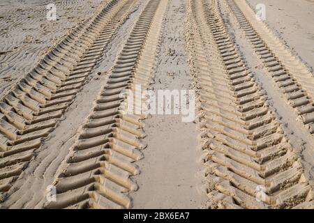 Spuren von Autoreifen Fußspuren im Sand Stockfoto