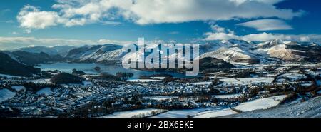 Ein wunderbarer schneebedeckter Panoramablick auf Keswick, Derwentwater und die umliegenden Fjälls, Lake District, Cumbria, England. Aus Latrigg Fell. Stockfoto