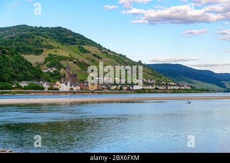 Lorchhausen, Blick von Bacharach am Rhein. Kleinstadt am Oberen Mittelrhein mit Kirche. Hessen, Grenze zu Rheinland-P Stockfoto