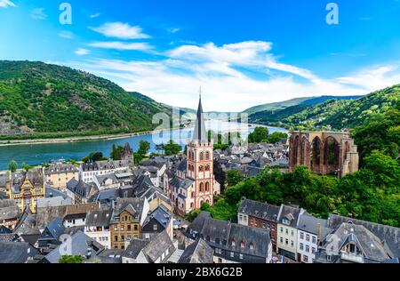 Bacharach am Rhein. Kleine Stadt am Oberen Mittelrhein. Schöne Panorama-Postkartenansicht mit einer Kirche. Rheinland-Palati Stockfoto