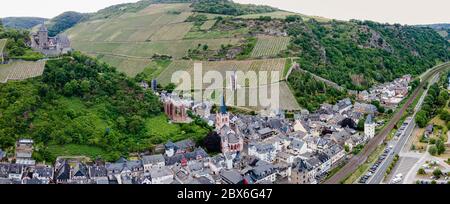 Bacharach am Rhein, Burg Stahleck. Kleine Stadt am Oberen Mittelrhein. Schöne Luft Panorama Postkartenansicht. Rheinland-Palat Stockfoto