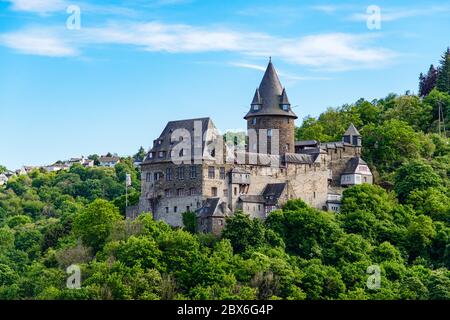 Burg Stahleck Bacharach am Rhein. Kleine Stadt am Oberen Mittelrhein. Schöne Luft Panorama Postkartenansicht. Rheinland-Palat Stockfoto