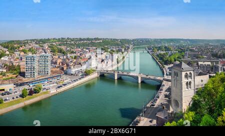 Huy, Wallonien, Belgien. Panorama-Stadtbild mit Maas, Brücke und historischer Kirche Stockfoto