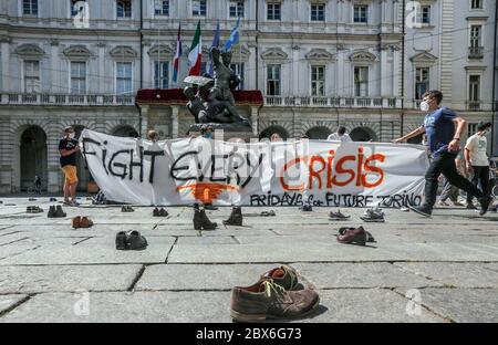 Turin Piazza Palazzo di Città vor dem Rathaus die Freitage für die Zukunft sind zurück: "Mit Hunderten von Schuhen", um über Nachhaltigkeit zu sprechen. (Costa1ftg/Fotograf, turin - 2020-06-05) p.s. la foto e' utilizabile nel rispetto del contesto in cui e' stata scattata, e senza intento diffamatorio del decoro delle persone rapppresentate Stockfoto