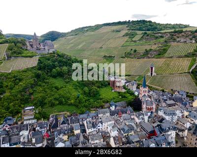 Bacharach am Rhein, Burg Stahleck. Kleine Stadt am Oberen Mittelrhein. Schöne Luft Panorama Postkartenansicht. Rheinland-Palat Stockfoto