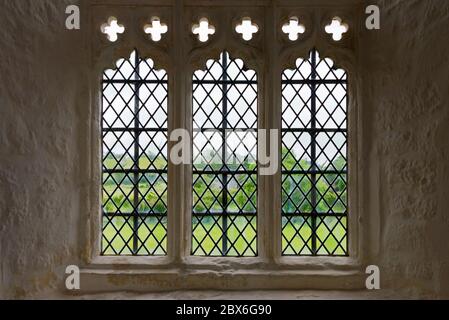 Bleiglasfenster in Cleeve Abbey, Washford, Somerset, England, Großbritannien. Ein denkmalgeschütztes Hotel, das von English Heritage geführt wird Stockfoto