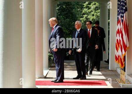 US-Präsident Donald J. Trump, links, führt US-Vizepräsident Mike Pence, Mitte, US-Finanzminister Steven T. Mnuchin, rechts, Und Mitglieder des Kabinetts kommen, um Bemerkungen zu halten und H.R. 7010 - PPP Flexibility Act von 2020 im Rosengarten des Weißen Hauses in Washington, DC am 5. Juni 2020 zu unterzeichnen. Kredit: Yuri Gripas/Pool über CNP/MediaPunch Stockfoto