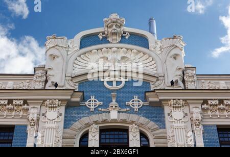 RIGA, Lettland - 18. Juli 2013: Nahaufnahme des oberen Teils der Fassade von Elizabetes Iela 10b, dem ikonischsten Jugendstilgebäude der Stadt Stockfoto