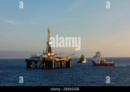 Semi-Tauchbohrgerät Sedco 704 See bei Sonnenuntergang im britischen Sektor der Nordsee. Stockfoto