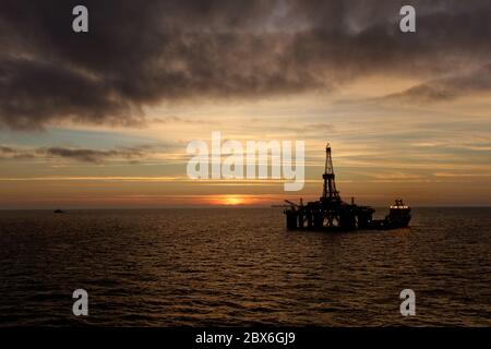 Semi-Tauchbohrgerät Sedco 704 See bei Sonnenuntergang im britischen Sektor der Nordsee. Stockfoto