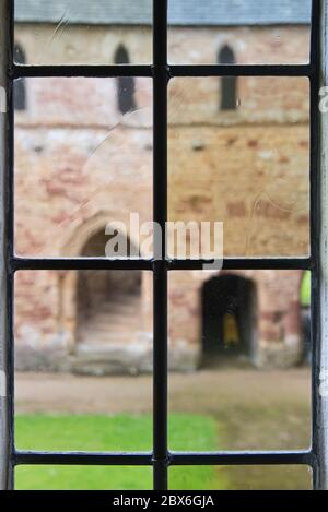 Bleiglasfenster in Cleeve Abbey, Washford, Somerset, England, Großbritannien. Ein denkmalgeschütztes Hotel, das von English Heritage geführt wird Stockfoto