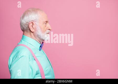 Profilfoto von attraktiven Opa suchen leeren Raum konzentriert konzentriert nicht lächeln ernst Mann tragen Mint Hemd Hosenträger Fliege Stockfoto