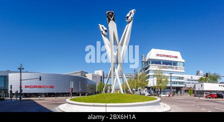 Stuttgart, 22. April 2020: Porsche Hauptsitz Art Architektur Panorama in Stuttgart Deutschland. Stockfoto