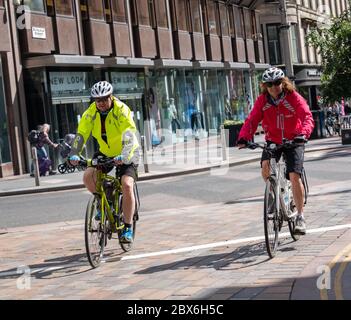 Glasgow, Schottland, Großbritannien. Juni 2020. Radfahrer auf Buchanan Street. Die schottische Regierung kündigte am 28. Mai eine Lockerung der Sperrregeln für das Coronavirus an. Kredit: Skully/Alamy Live News Stockfoto